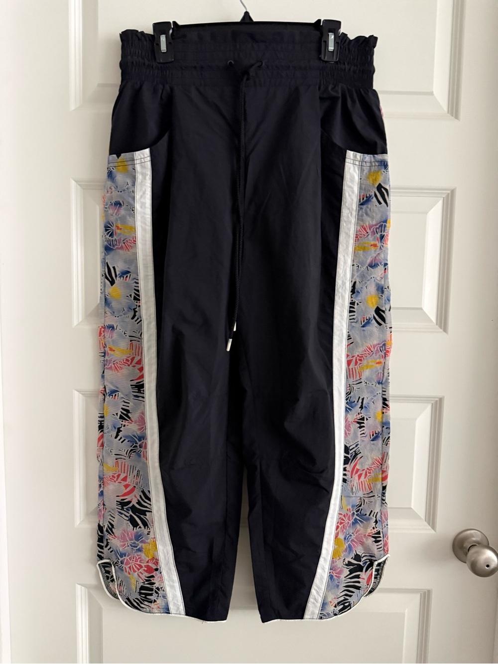 NWT FREE PEOPLE Black Pants in mystic floral Side Panels
Size L